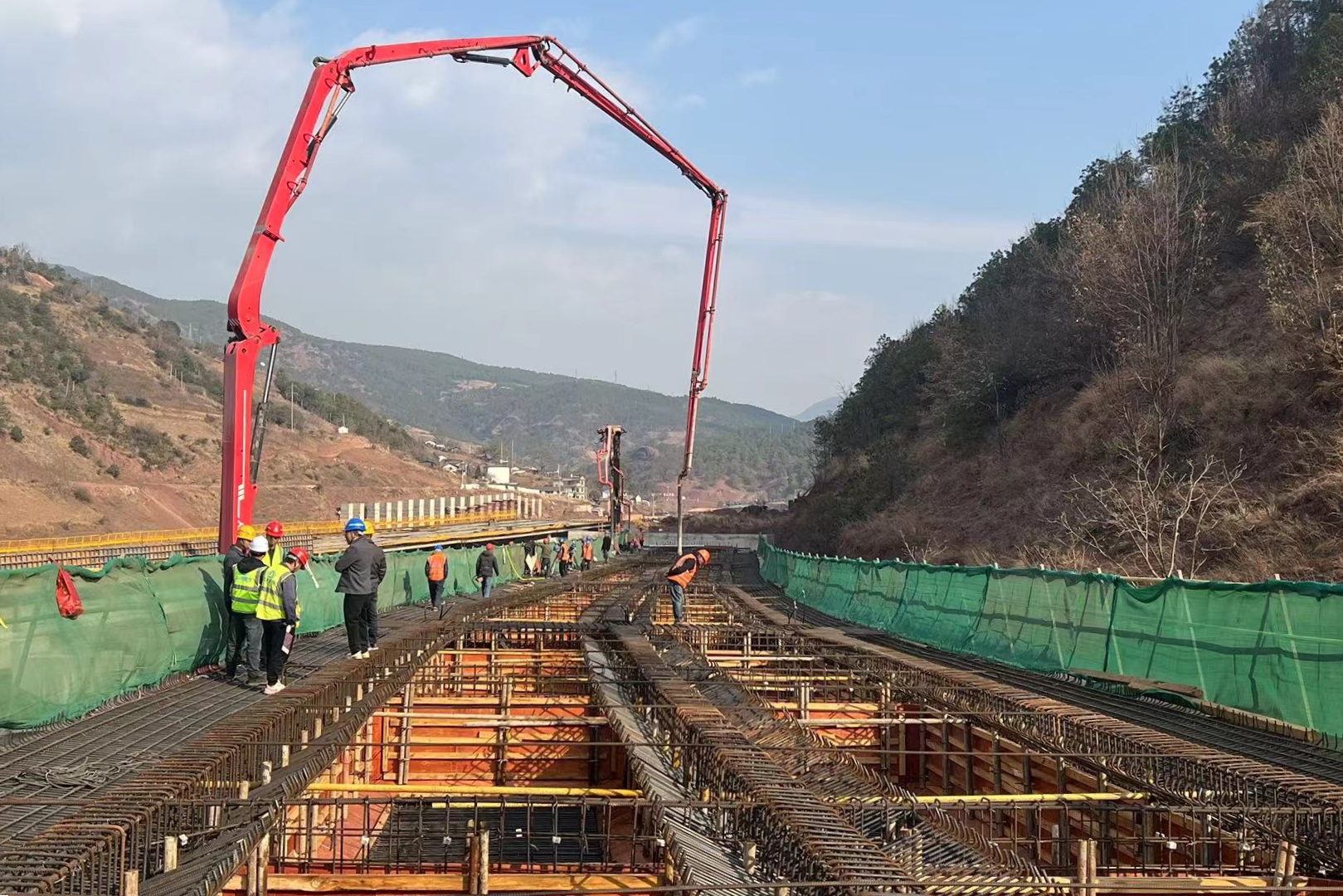�������ٰ�ʯ��ͨ�����ֽ���˳������ʵ��
